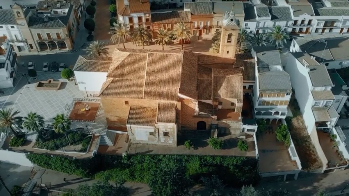 Vista aérea de una iglesia en Villanueva de la Reina