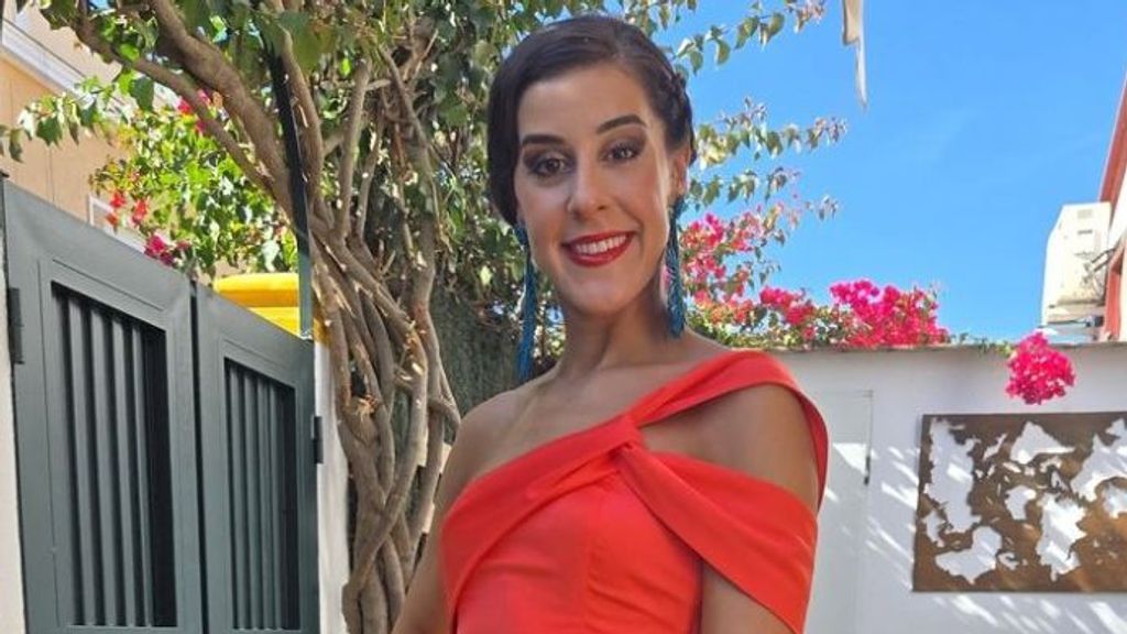 Carolina Marín luce elegante y sonriente al asistir a una boda en Huelva