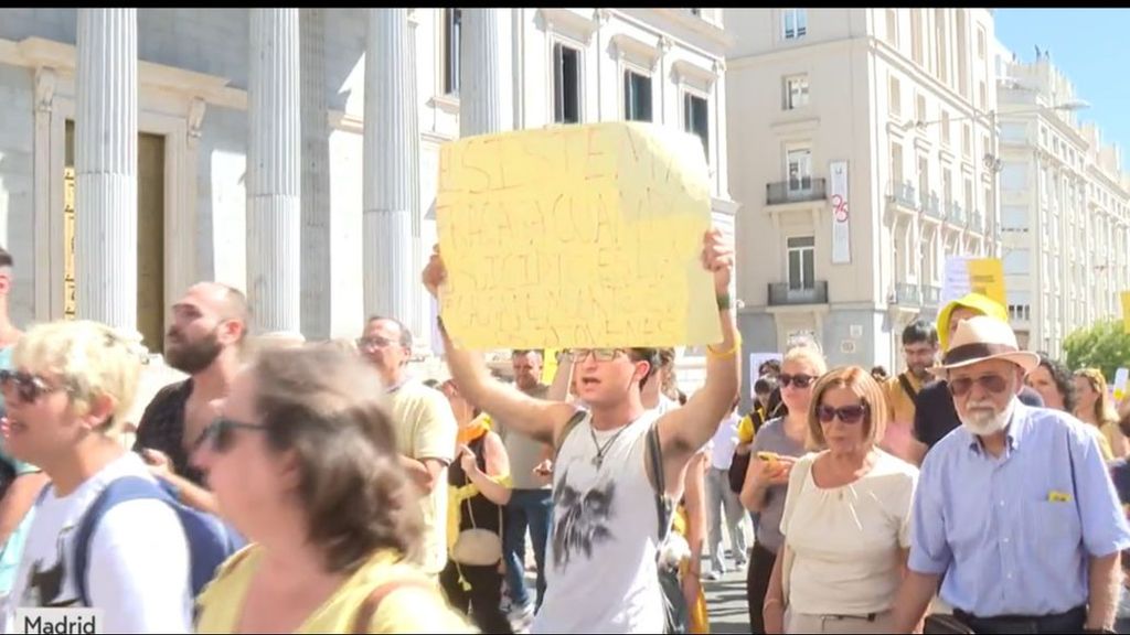 Marcha multitudinaria en Madrid por un plan nacional contra el suicidio: "Hablar salva vidas"