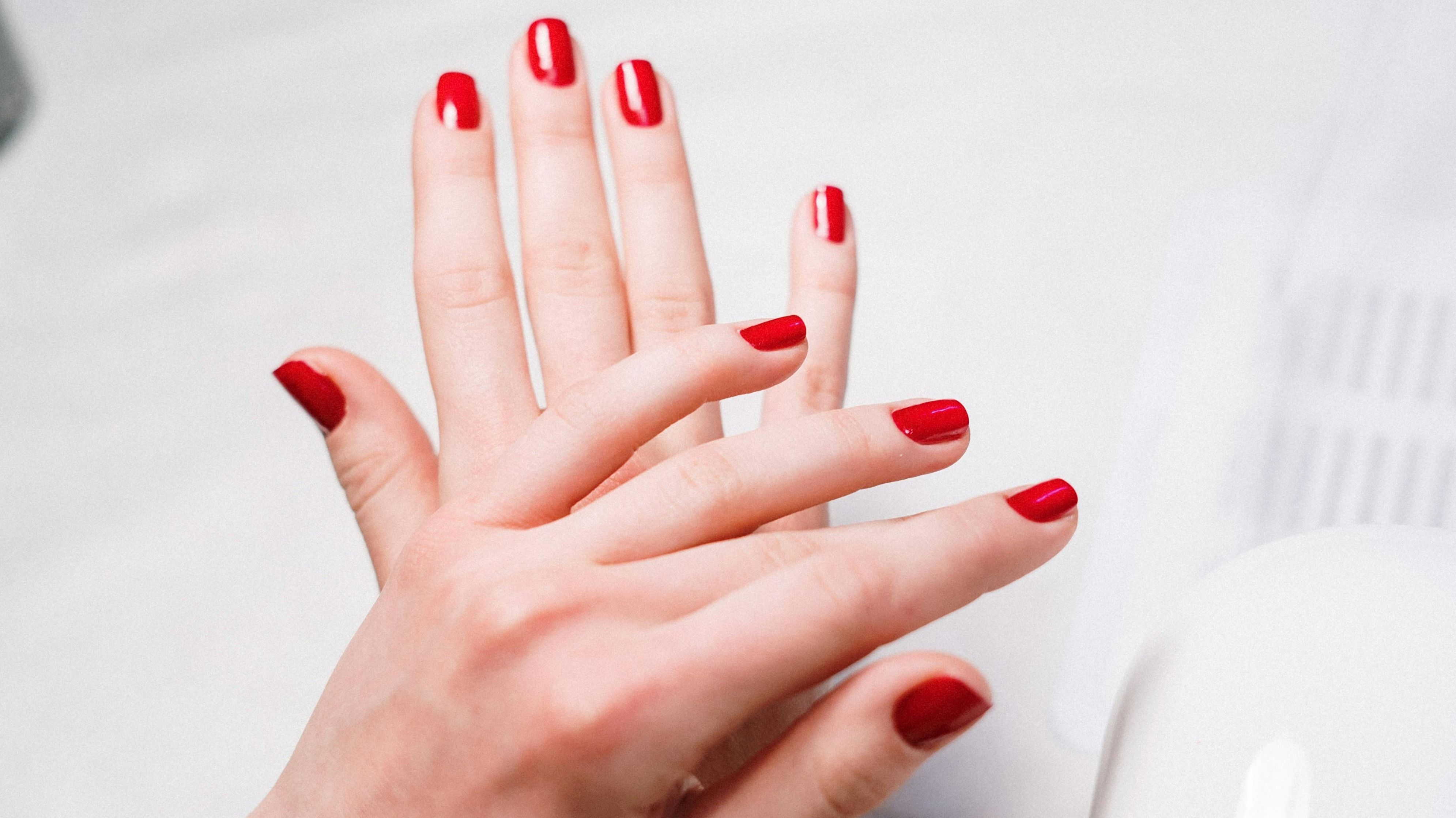 Unas manos bonitas son el resultado de una buena hidratación y cuidado Unas manos bonitas son el resultado de una buena hidratación y cuidado