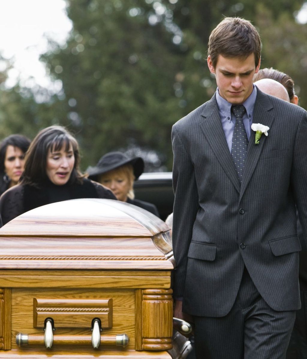 Unas personas en un funeral