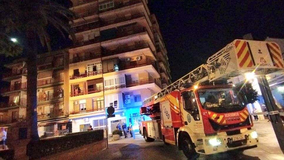 Bomberos de Alcalá de Guadaira intentan evacuar al vecino con obesidad mórbida la noche del sábado