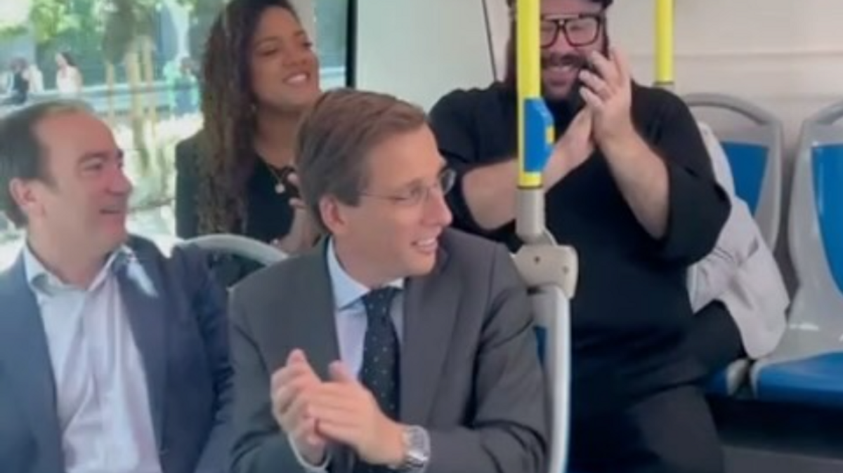 El alcalde Almeida disfrutando de un góspel en un autobús de Madrid