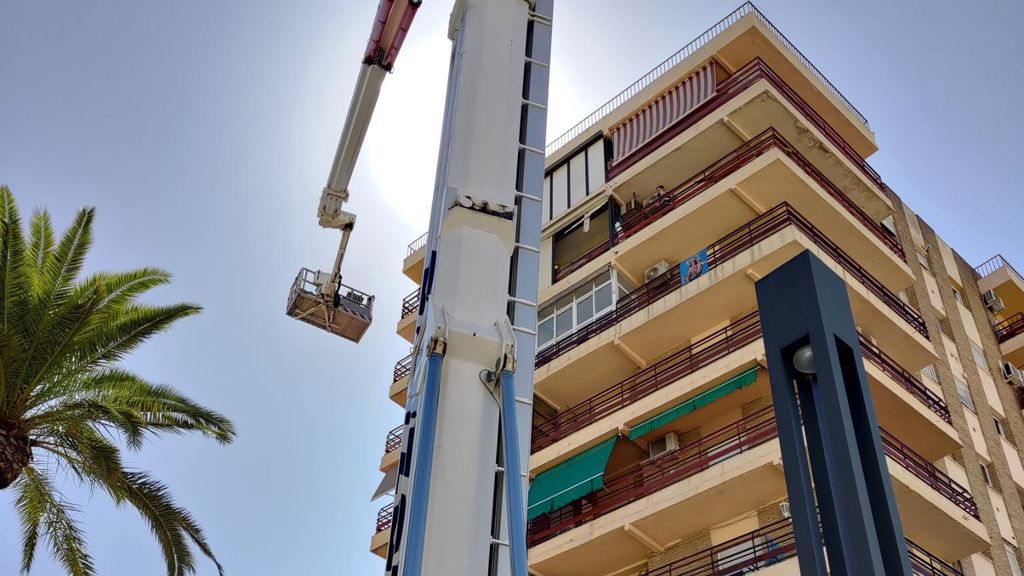 Así fue el proceso para desplazar a una persona con obesidad mórbida al médico: los bomberos le sacaron por la ventana de un octavo piso