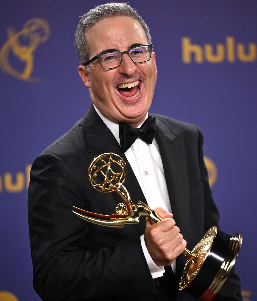 John Oliver en los Premios Emmy 2024.