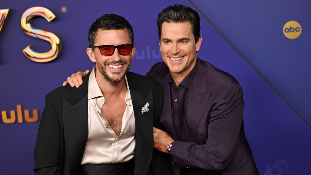 Jonathan Bailey y Matt Bomer en los Emmys 2024.