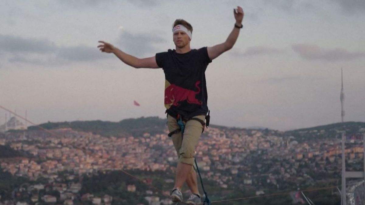 La hazaña del funambulista Jann Roosse: cruza de Asia a Europa sobre una cuerda floja