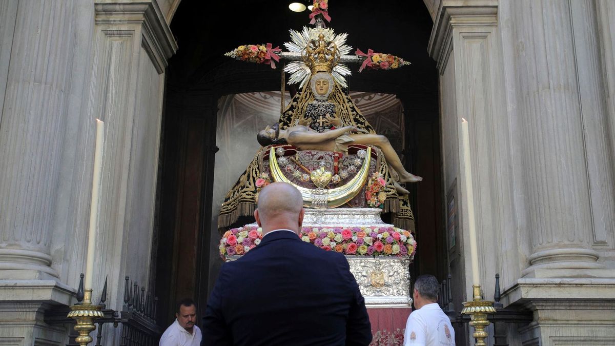 La Patrona de Granada, La Virgen de las Angustias, sale por la puerta de su basílica para la Ofrenda Floral