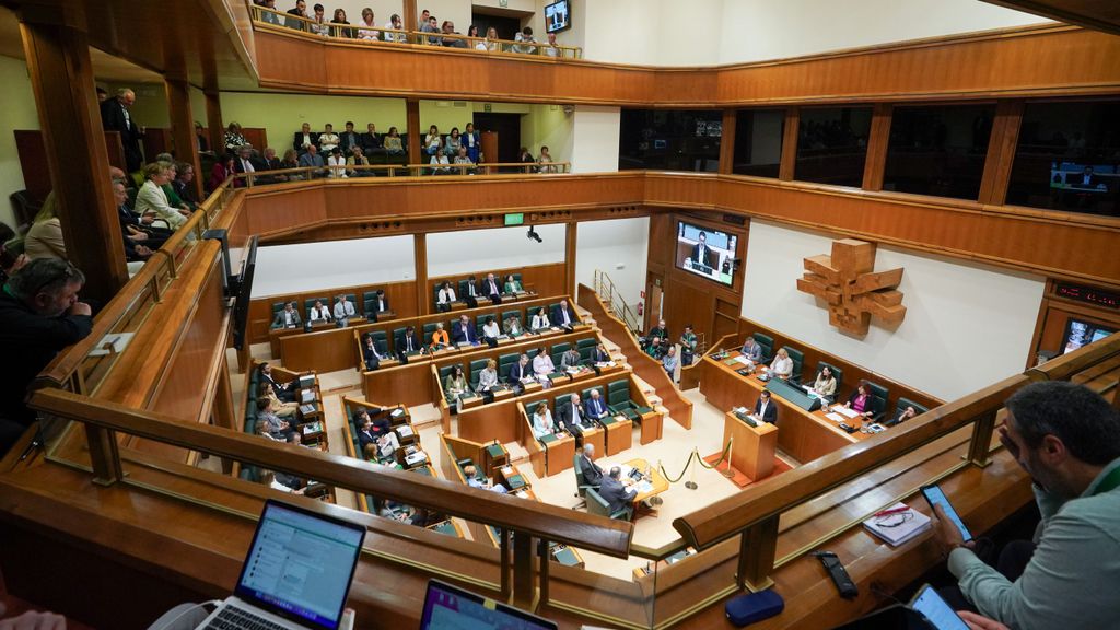 Salón de plenos del Parlamento Vasco