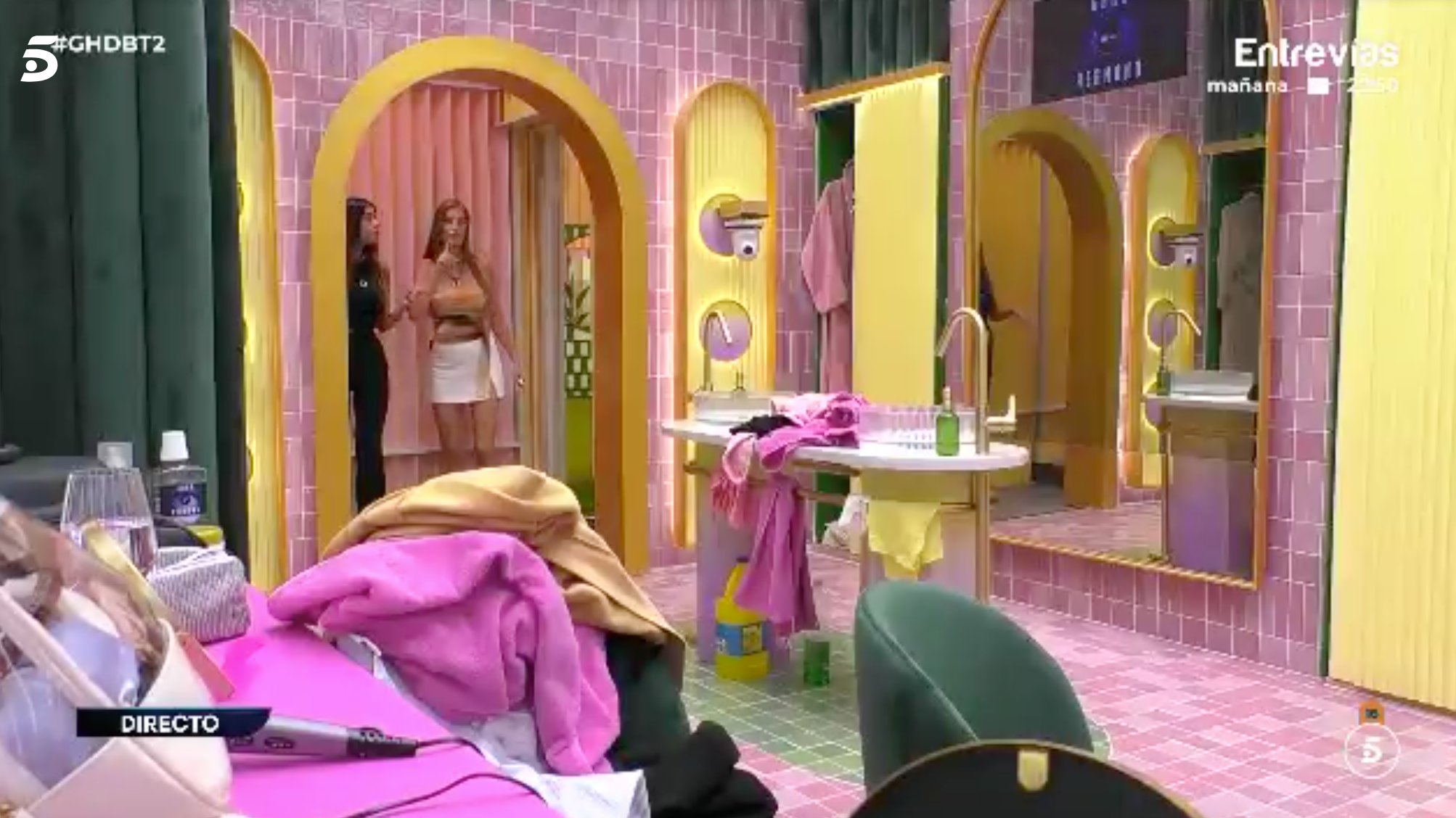 Silvia y Lucía en la casa oficial