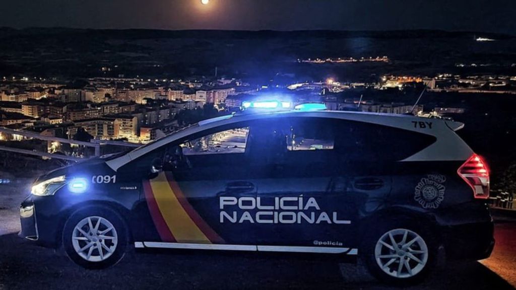 Un vehículo de la Policía Nacional, cuerpo encargado de la detención del fugitivo