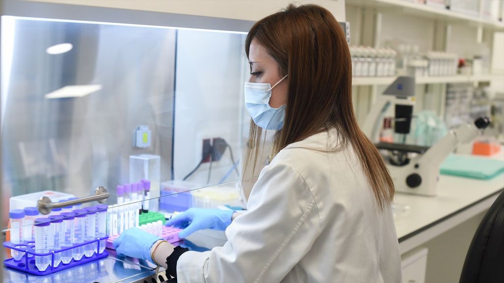 Una investigadora en el Centro de Oncología Experimental del Instituto de Investigación del Hospital Universitario 12 de Octubre. Foto de archivo.