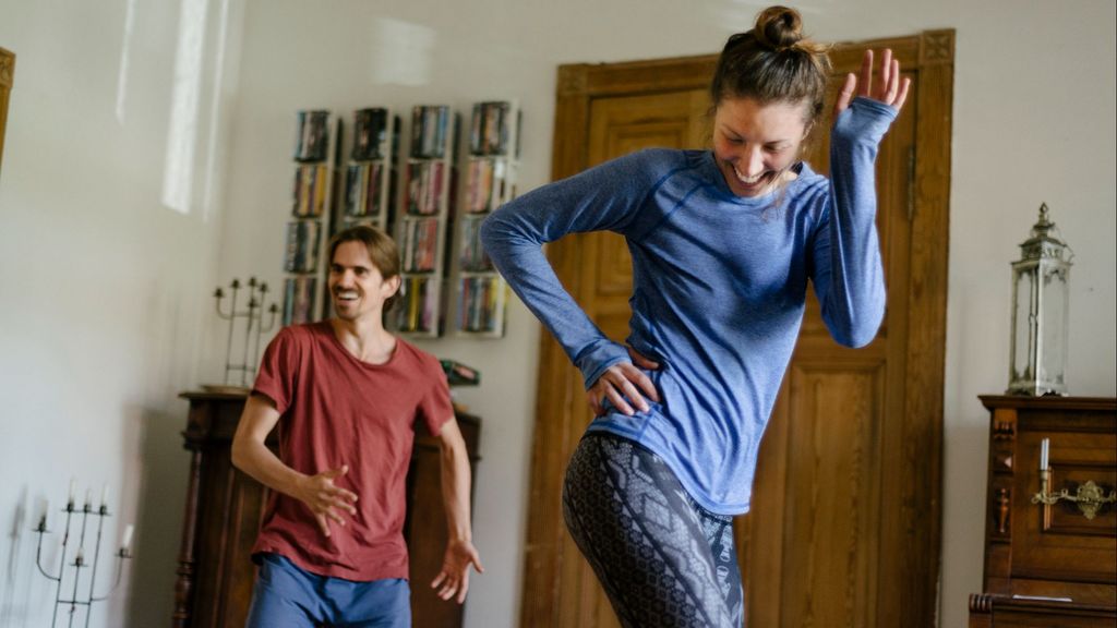 Una pareja practicando deporte en casa