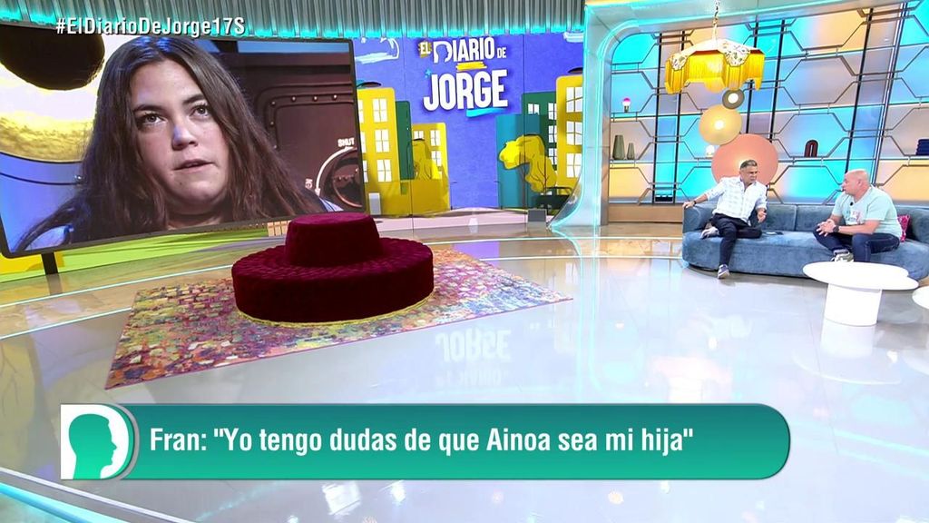 Ainoa escucha atentamente la entrevista a su padre