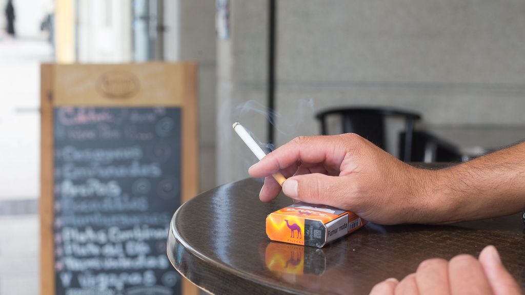 Bruselas propone que se prohíba fumar en terrazas, incluso cigarrillos electrónicos