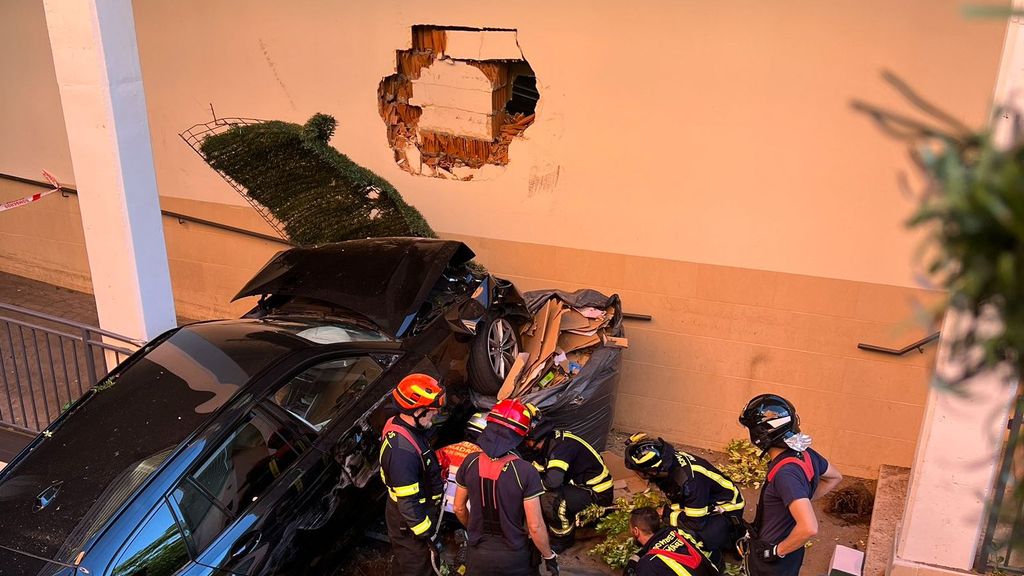 Herido grave un conductor al 'volar' desde un parking y chocar contra un supermercado en San Blas