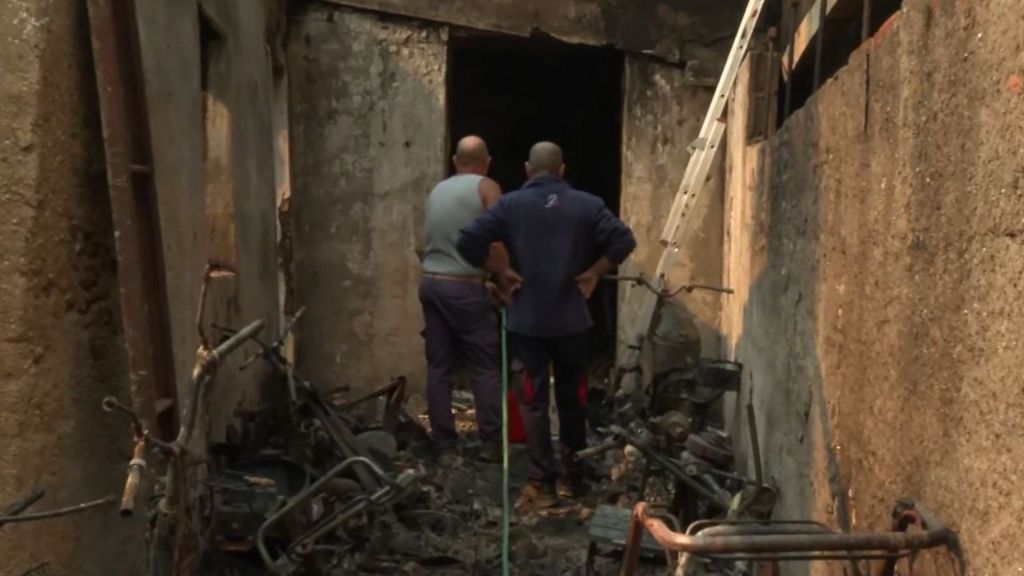 Los vecinos intentan frenar las llamas que devoran sus casas en Portugal