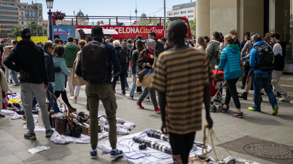 Manteros de Barcelona critican la dificultad para apuntarse a cursos de catalán