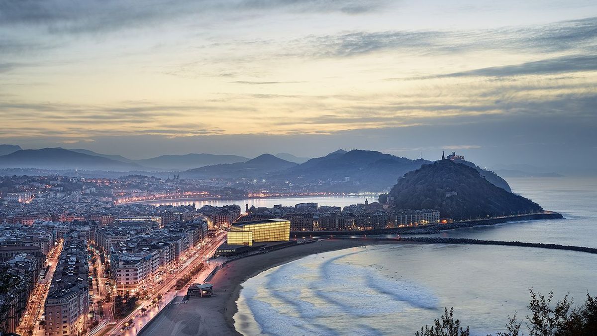 San Sebastián, con el Kursaal encendido