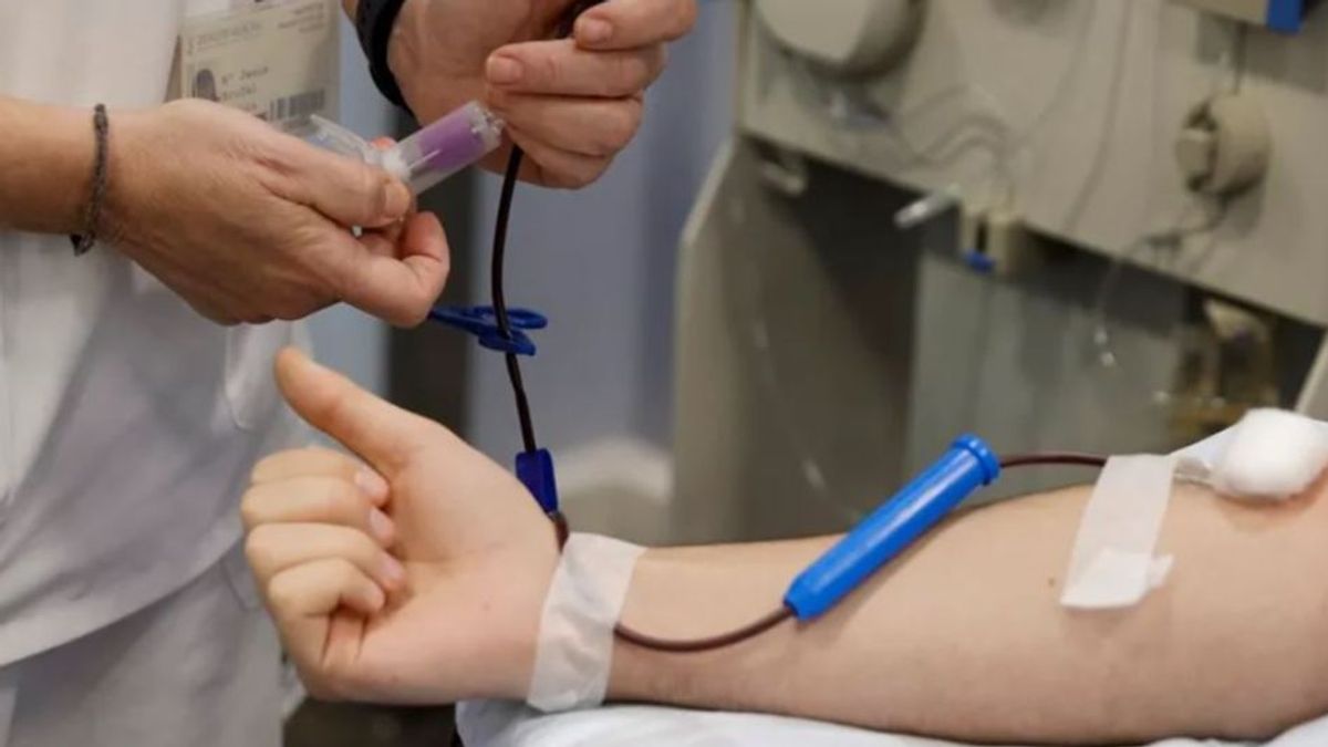 Una enfermera toma una muestra de sangre para su posterior análisis a una persona que ha acudido a donar al Centro de Transfusión