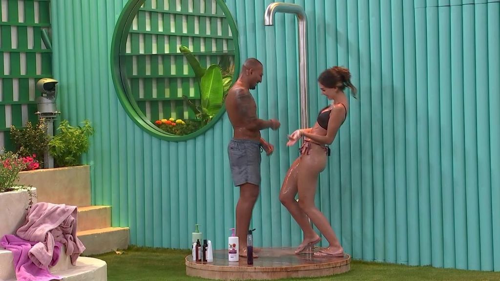 Adrián y Maica se duchan juntos en ‘Gran Hermano’: “Me estás mirando con ojos de…”