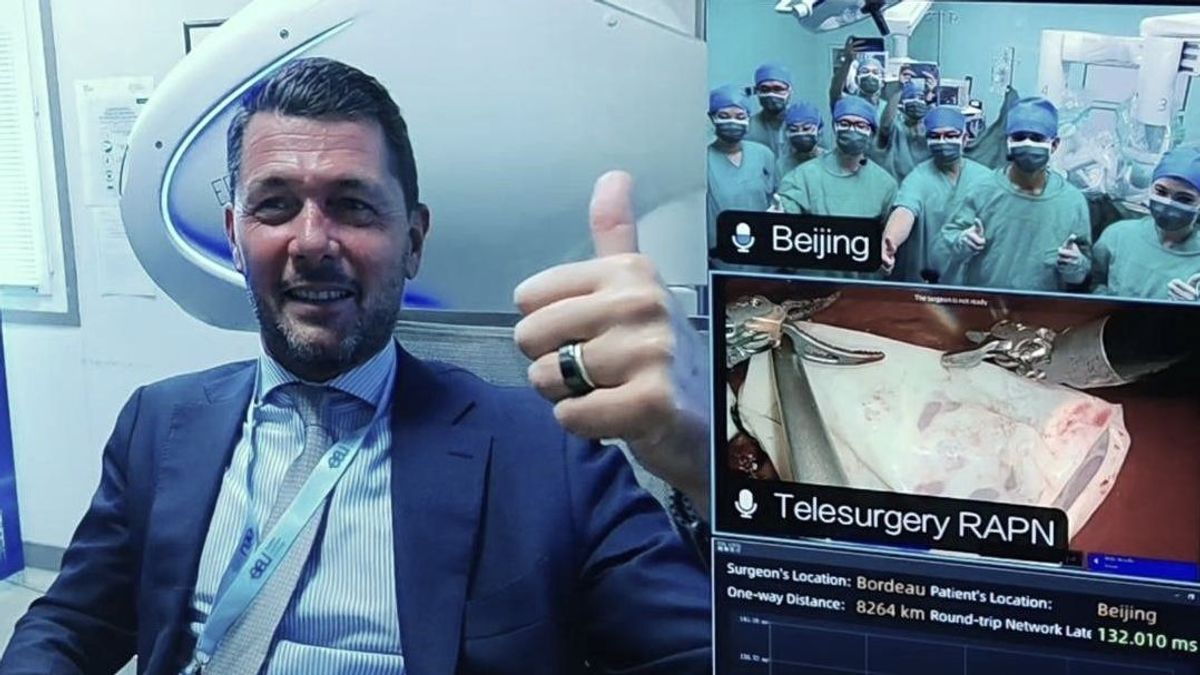 Alberto Breda, jefe de la Unidad de Urología Oncológica de la Fundació Puigvert, en Burdeos (Francia), compartiendo pantalla con el equipo quirúrgico de Pekín