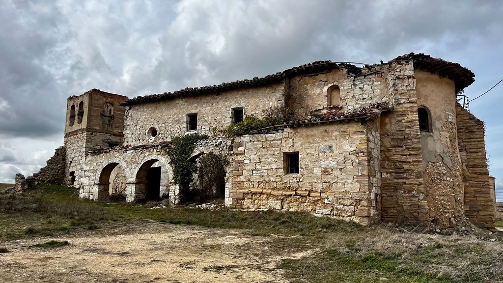 Iglesia de un pueblo abandonado de Burgos. Sus tumbas fueron profanadas