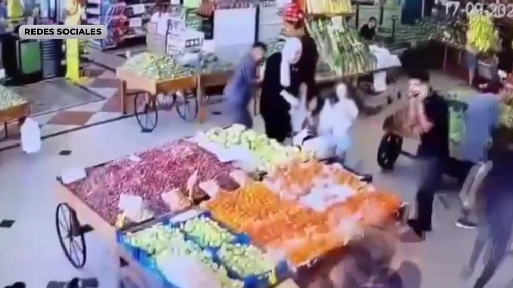 Imágenes de la explosión de un 'busca' en un supermercado