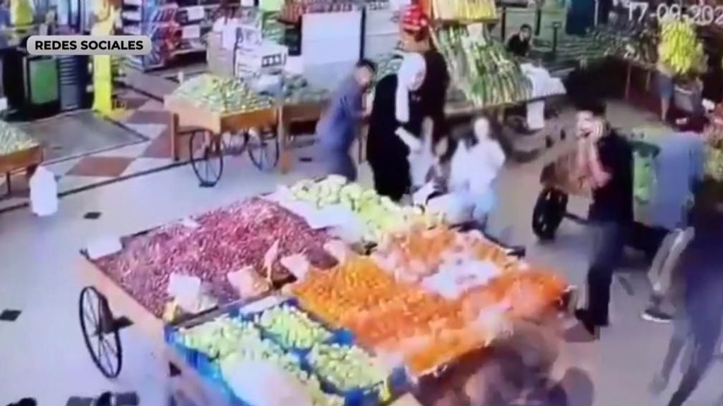 Imágenes de la explosión de un 'busca' en un supermercado