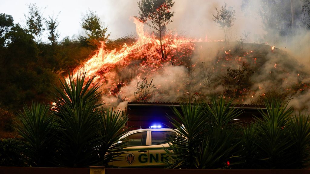 Los incendios de Portugal avanzan sin control: los vecinos, a la desesperada, organizan cadenas humanas para salvar sus casas