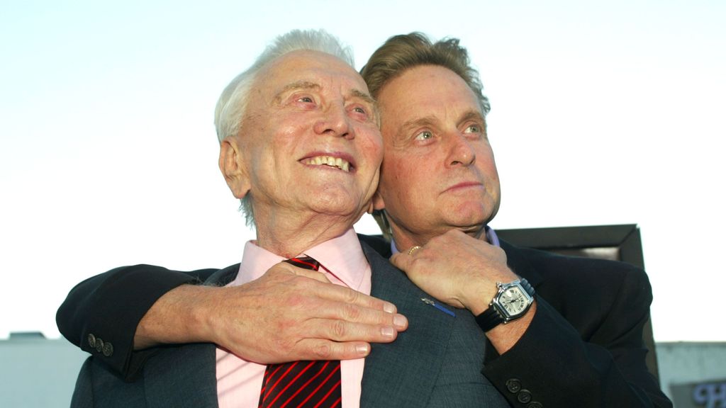 Michael y Kirk Douglas, solo puede quedar uno.