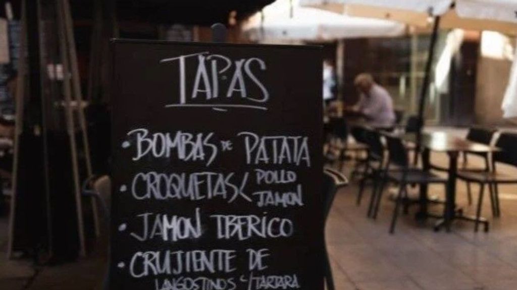 Pizarra de un bar en una calle del centro de Sevilla