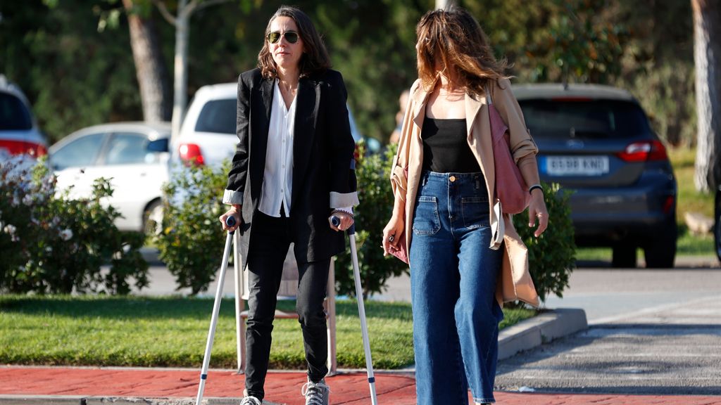 Sandra Salgado llegando al tanatorio.