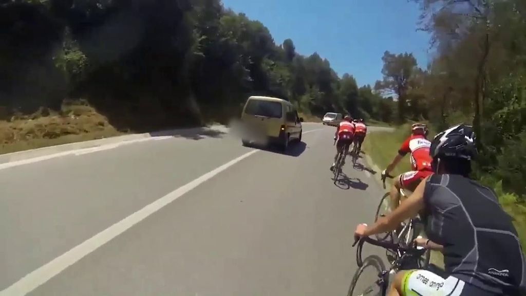 Un vehículo adelantando a un grupo de ciclistas sin respetar las normas de seguridad vial