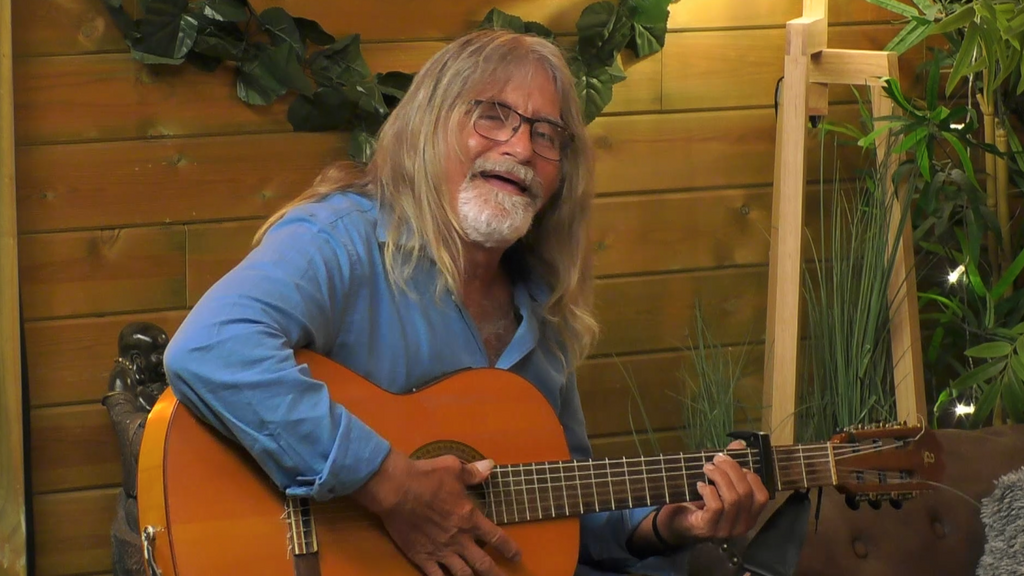 Valentín toca la guitarra