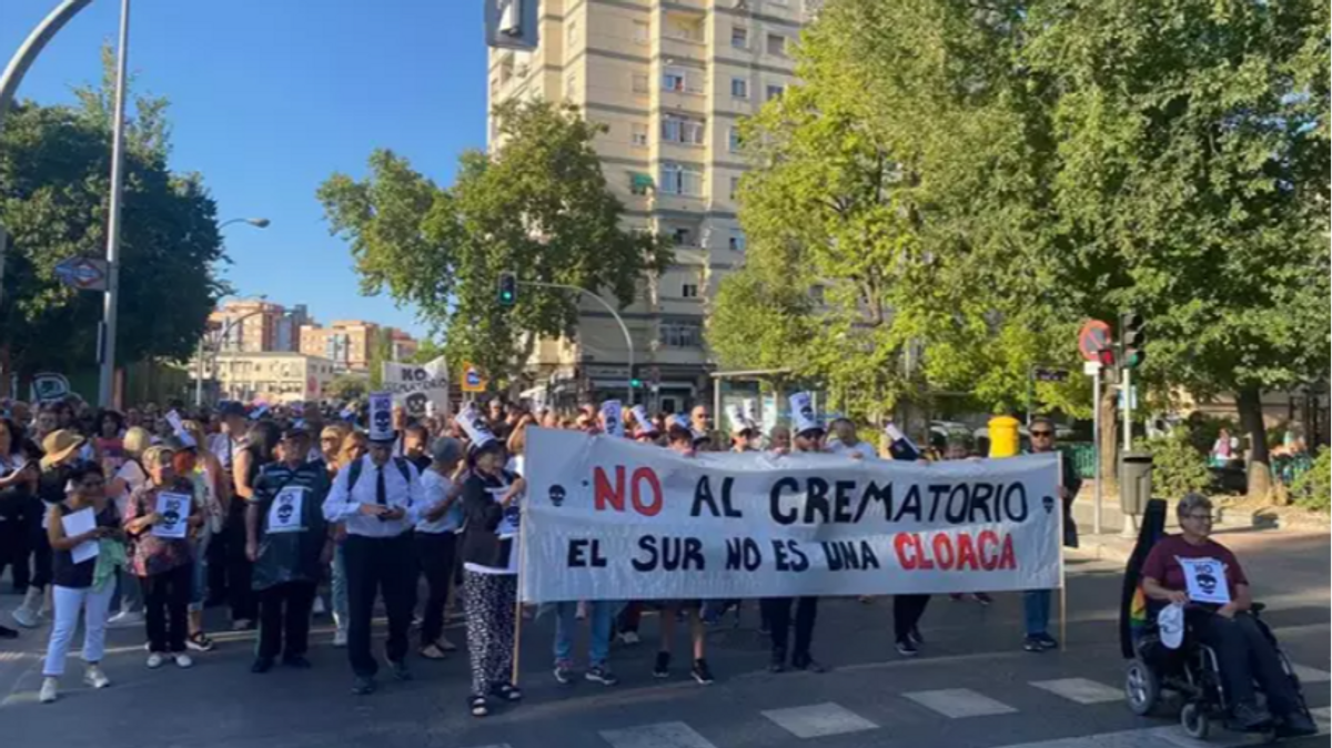 Vecinos de Usera y Villaverde salen a las calles contra el crematorio de la M-40: "No somos basura"