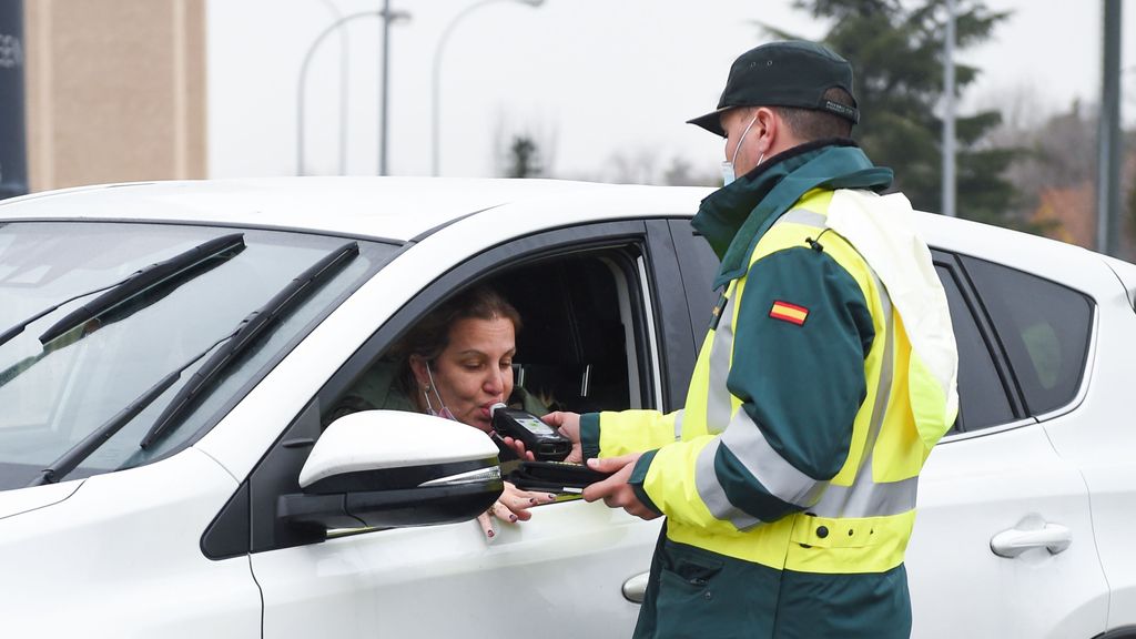 Agente de la Guardia Civil de Tráfico realizando un control de alcoholemia