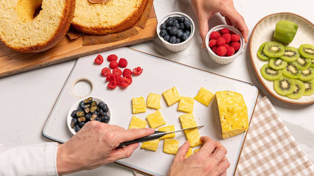 Corta la fruta en trozos regulares para hacer un Bizcocho de frutas de 10