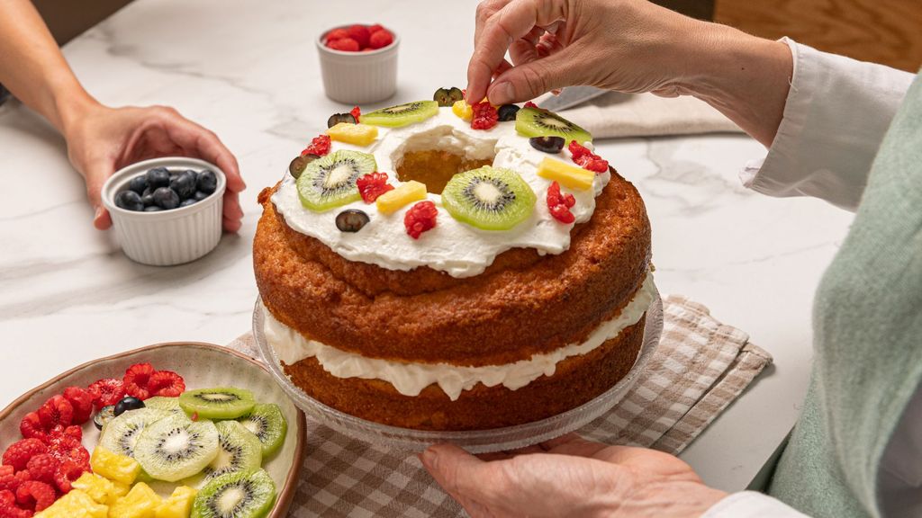 Decora el bizcocho con la cantidad de frutas que necesites