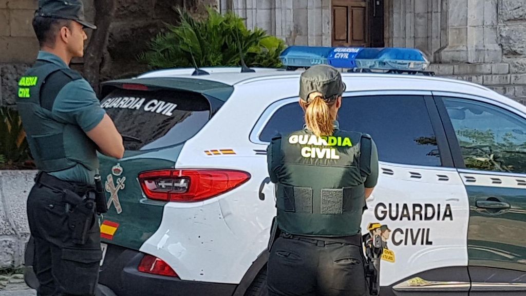 Dos guardias civiles ante un vehículo del cuerpo, en imagen de archivo