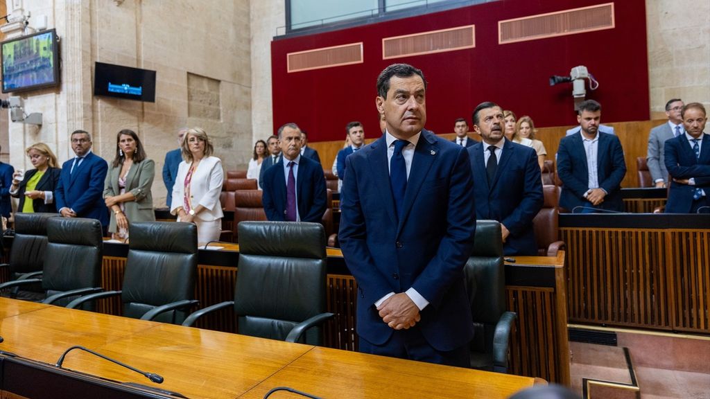 El presidente de la Junta de Andalucía, Juanma Moreno, durante el minuto de silencio por la compañera del Partido Popular María Díaz Cañete