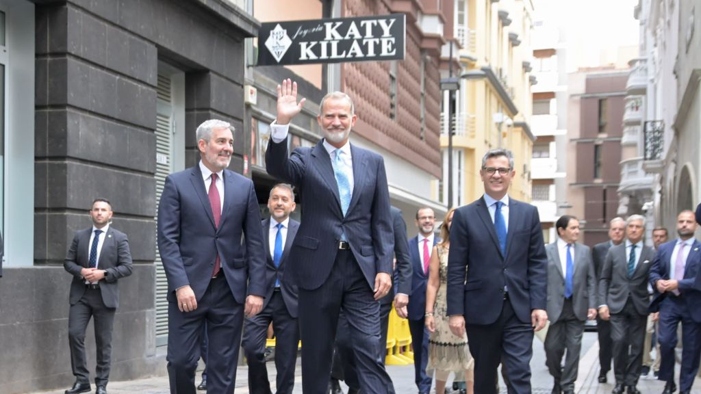 El Rey Felipe VI en su llegada al Parlamento de Canarias para recibir la Medalla de Oro de la Cámara