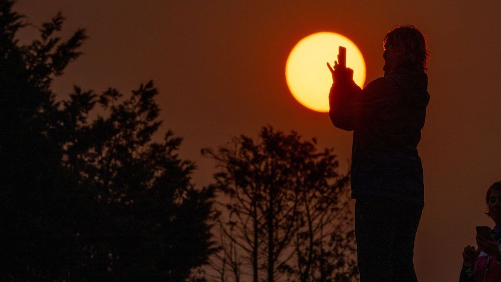 El sol se tiñe de rojo en Galicia por el humo de los incendios que arrasan Portugal