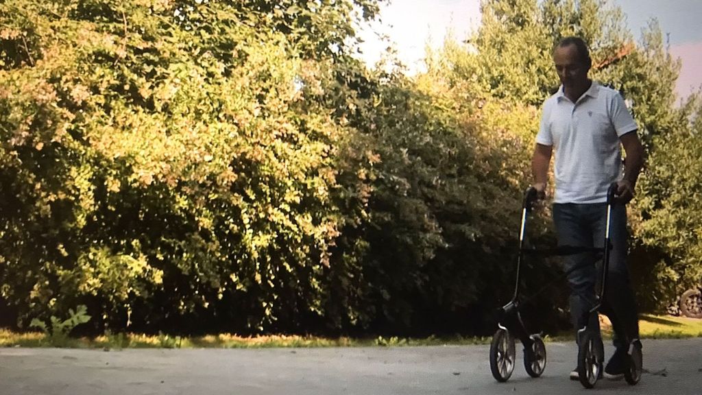 Jaime da un paseo con la ayuda de un andador por los alrededores de su domicilio, en Vizcaya.