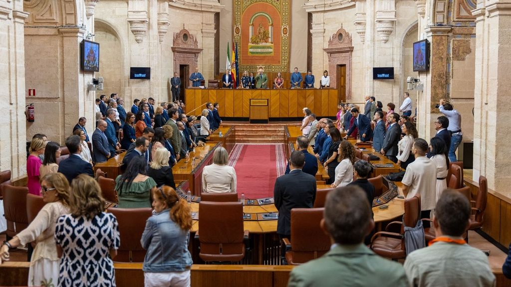 Conmoción, dolor y lágrimas de los diputados andaluces en el minuto de silencio por la muerte de María Díaz Cañete