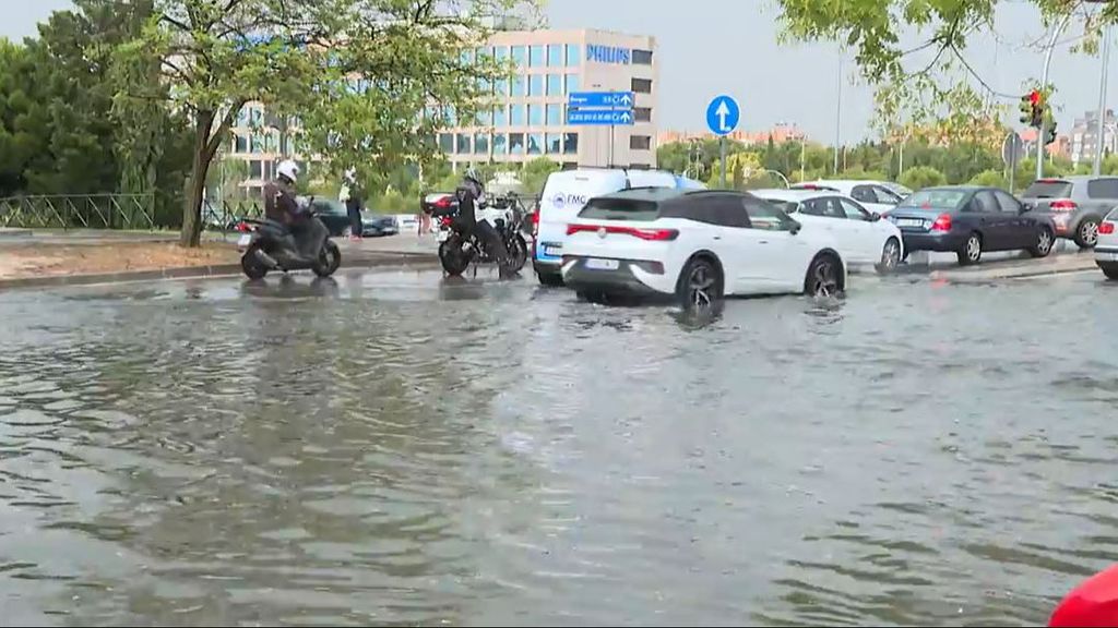 Los efectos de la DANA "retrógrada" en Madrid: tormenta de granizo, inundaciones en la capital y retrasos en Barajas y Chamartín