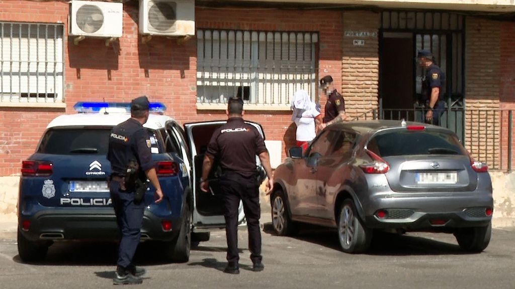 Momento de la detención de uno de los agentes en Alcalá de Guadaíra, Sevilla