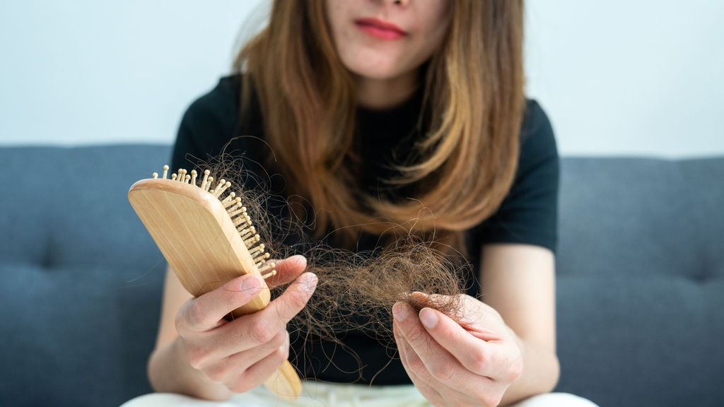 Mujer cepillándose el pelo