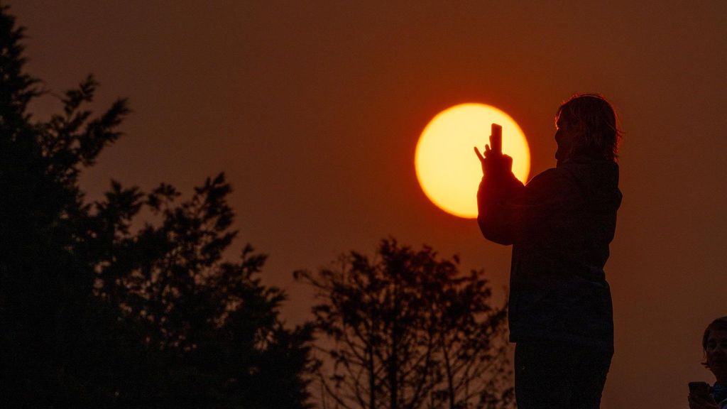 Salida del sol en el Monte do Gozo en Santiago, teñido de rojo por el humo que llega desde los incendios de Portugal