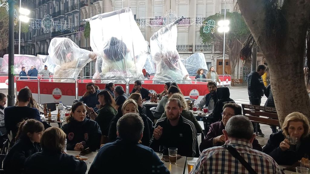 Terraza llena durante las Fallas en Ruzafa